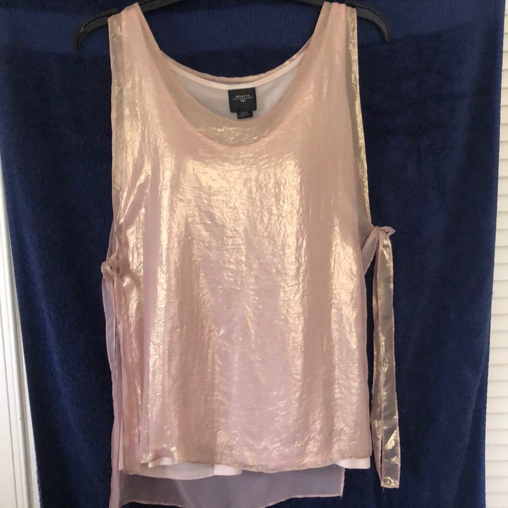 Shiny sleeveless lined blouse